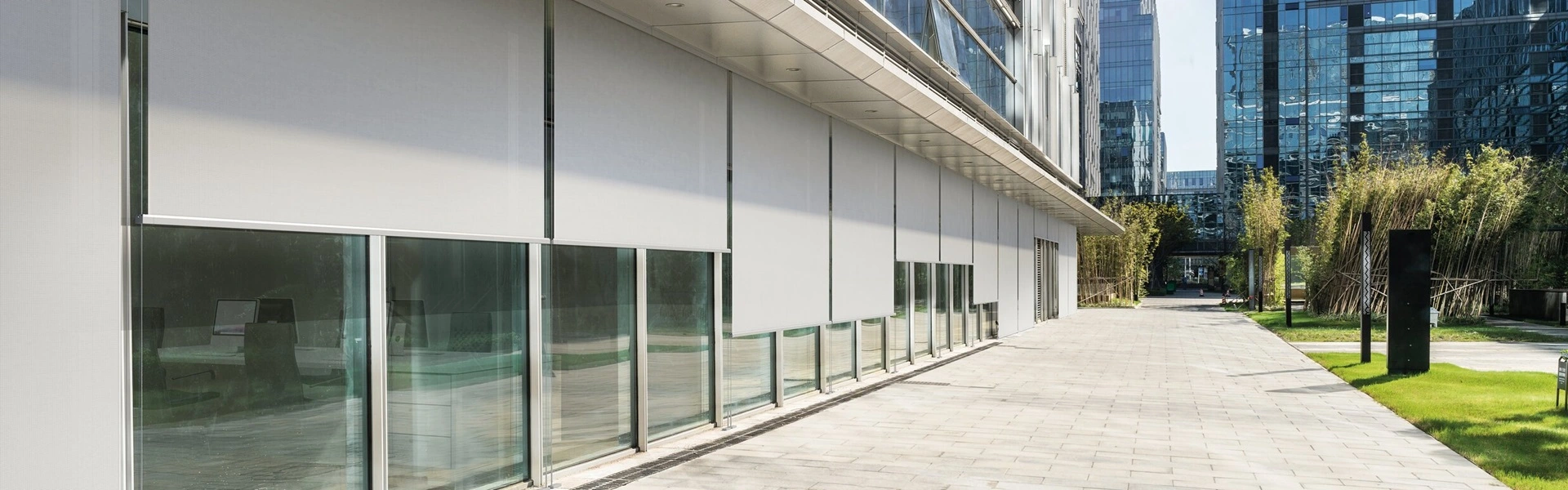 Solar click cable op een glazen gevel van kantoorgebouw met bomen