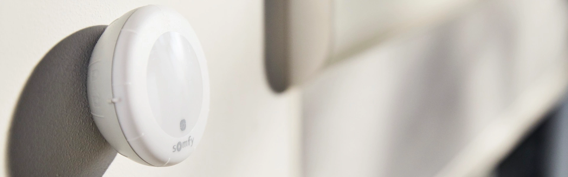 Somfy-sensor aan muur bevestigd naast zonwering
