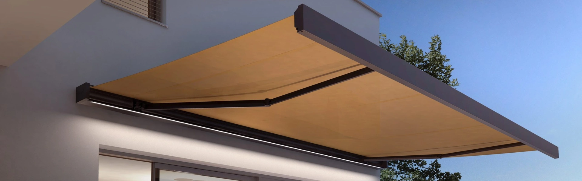 Stijlvol Knikarmscherm Camabox op een terras met uitzicht op de bergen