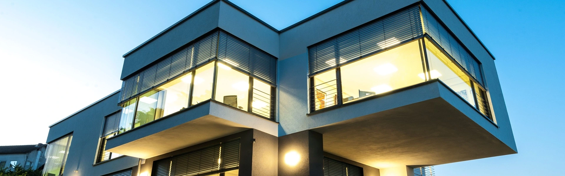 Strak vormgegeven gebouw met buitenjaloezie Modullo voor lichtregeling