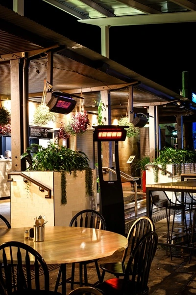 Terras met heater en hangende planten voor warmte en comfort Terras met heater en hangende planten voor warmte en comfort