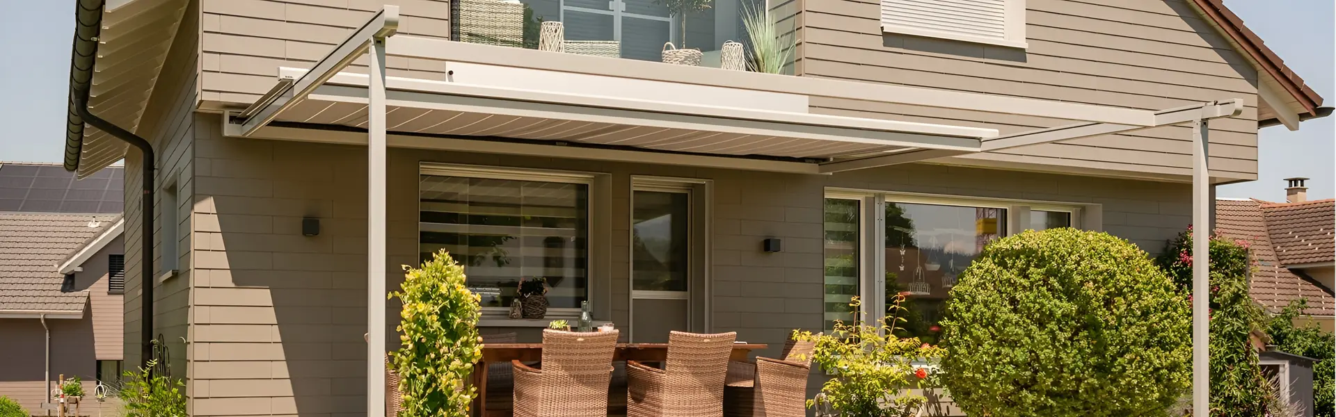 Terrasoverkapping Pergolino met schaduwrijke ruimte in een groene tuin