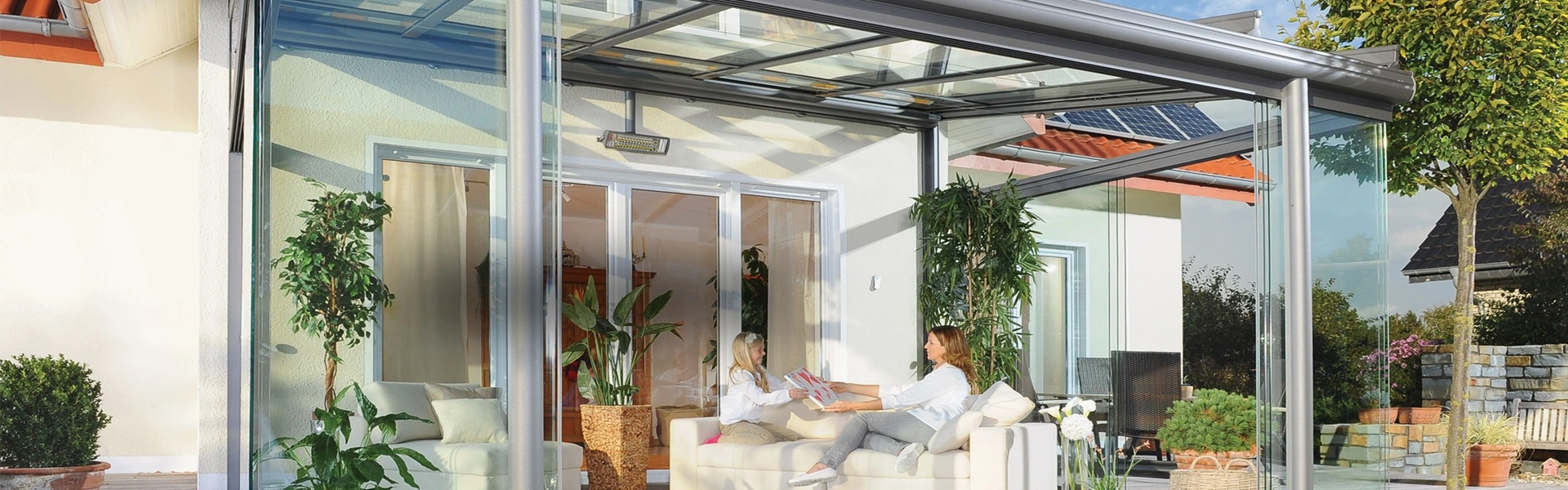 Terrasoverkapping Terrazza Pure met comfortabele zitruimte met een gezin