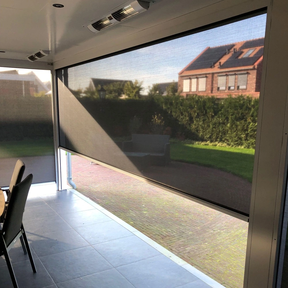 Roma zipscreen2 in woonkamer met houten accenten