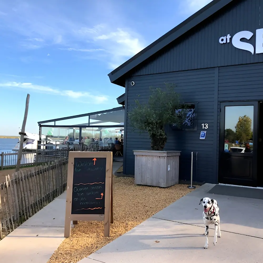 Terrasoverkapping met glazenschuifwanden aan het water bij restaurant At Sea