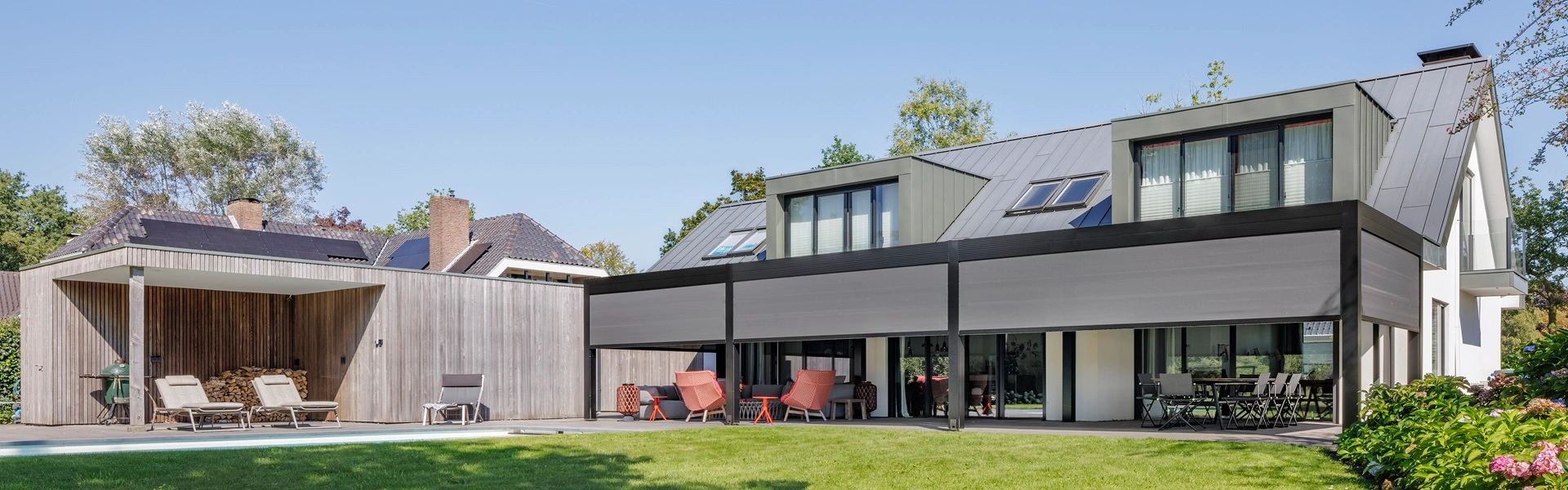 Terrasoverkapping met ritsscreens, vouwdak, eettafel en comfortabele zithoek