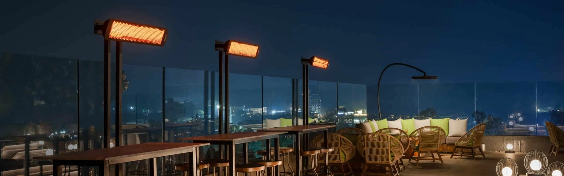 Terrasverwarming Tungsten Smart-Heat Electric op een rooftop bar 's avonds
