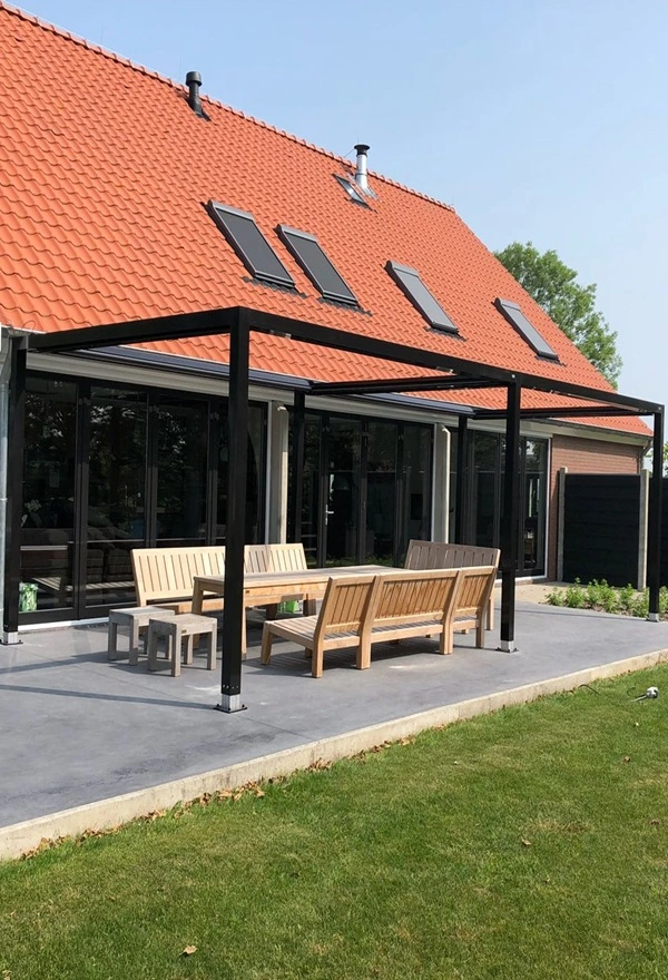 Textiel overkapping met houten tuinmeubelen en glazen gevel Textiel overkapping met houten tuinmeubelen en glazen gevel