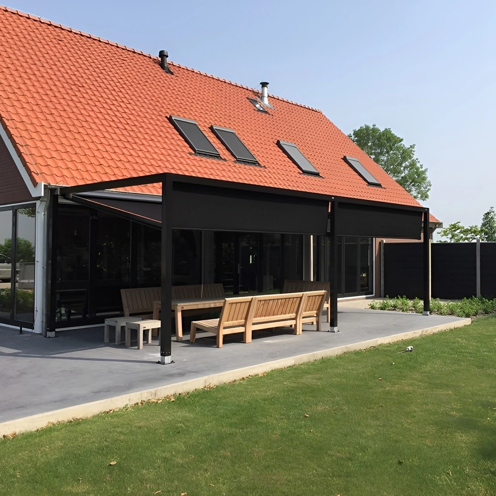 Textiel overkapping met zwart doek en houten tuinmeubelen op terras Textiel overkapping met zwart doek en houten tuinmeubelen op terras