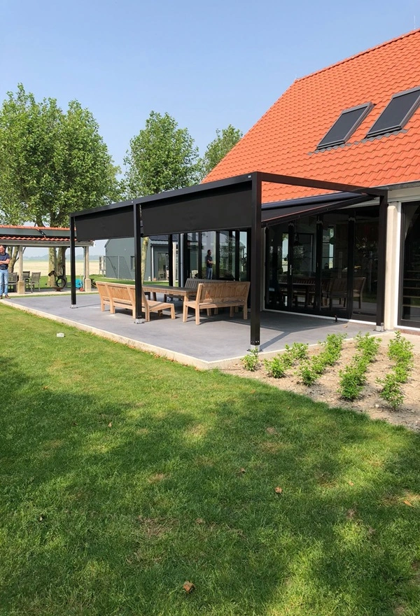 Textiel overkapping met zwart frame op terras in landelijke tuin Textiel overkapping met zwart frame op terras in landelijke tuin
