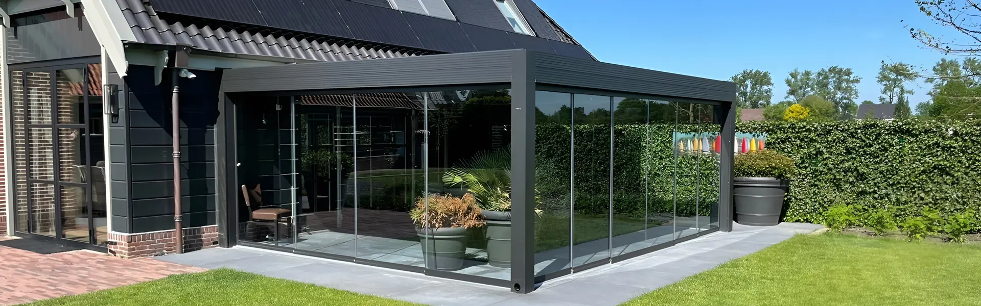 Tuinkamer Azimut met glazen schuifdeuren en ruime groene achtertuin