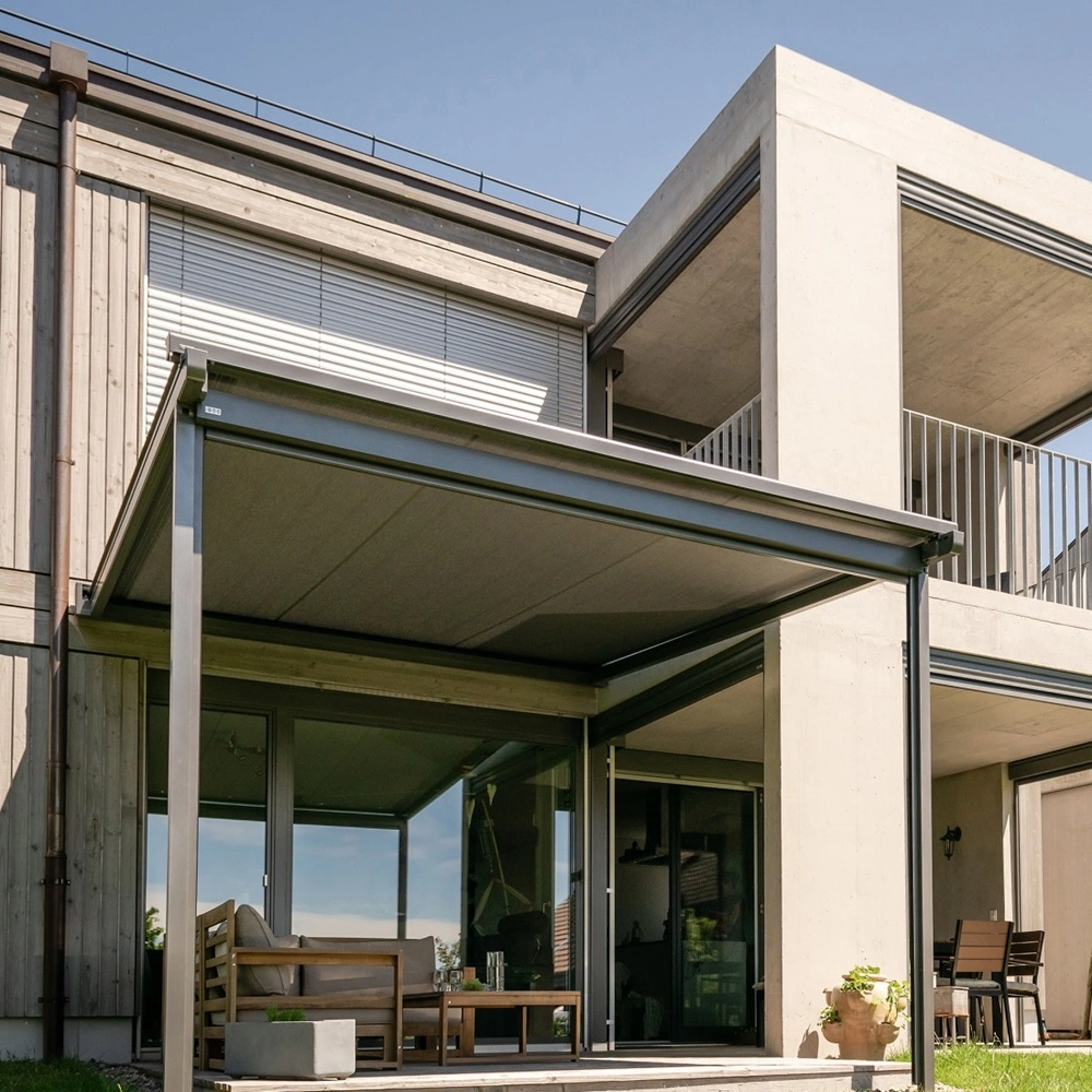 Tuinkamer Pergolino met schuifdak en houten gevel in moderne tuin