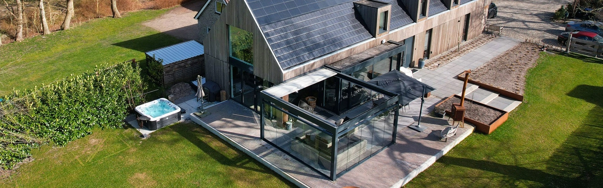 Tuinkamer Zenit met schuifdak en glazen wanden bij boerderij