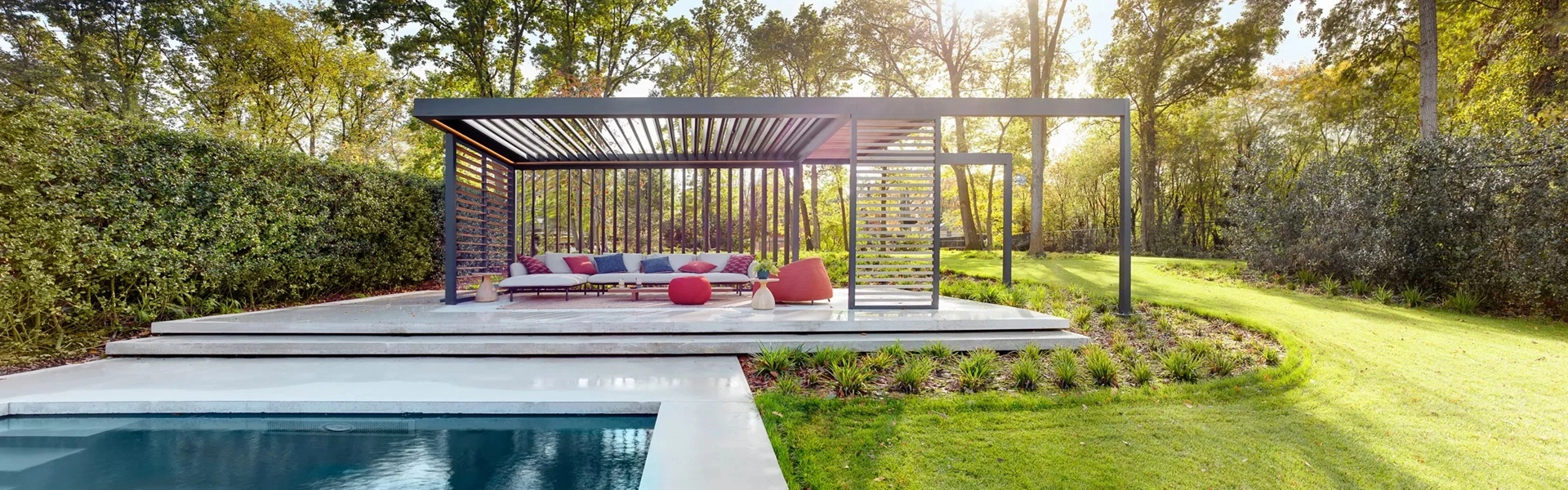 Tuinkamer met houten lamellen in een weelderige tuinomgeving
