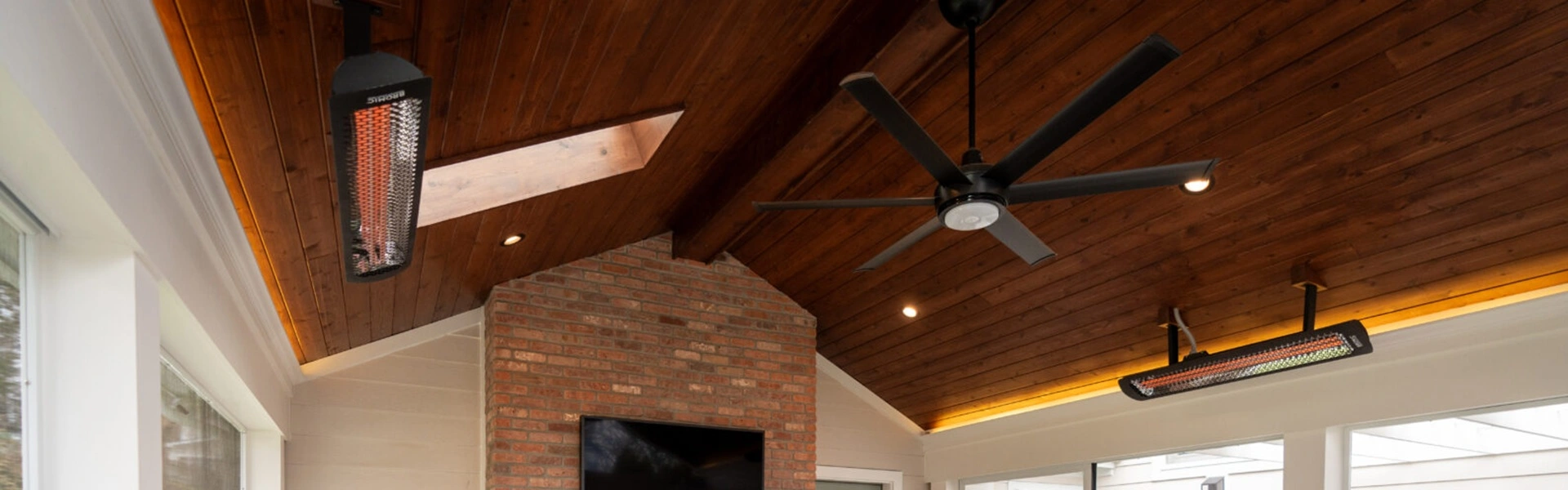 Tungsten Smart-Heat Electric gemonteerd aan een houten plafond met ventilator