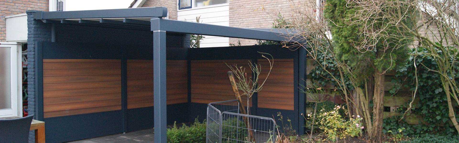 Veldman Zonwering buitenkamer met uitschuifbaar dak en houten zijpanelen in Etten-Leur Veldman Zonwering buitenkamer met uitschuifbaar dak en houten zijpanelen in Etten-Leur