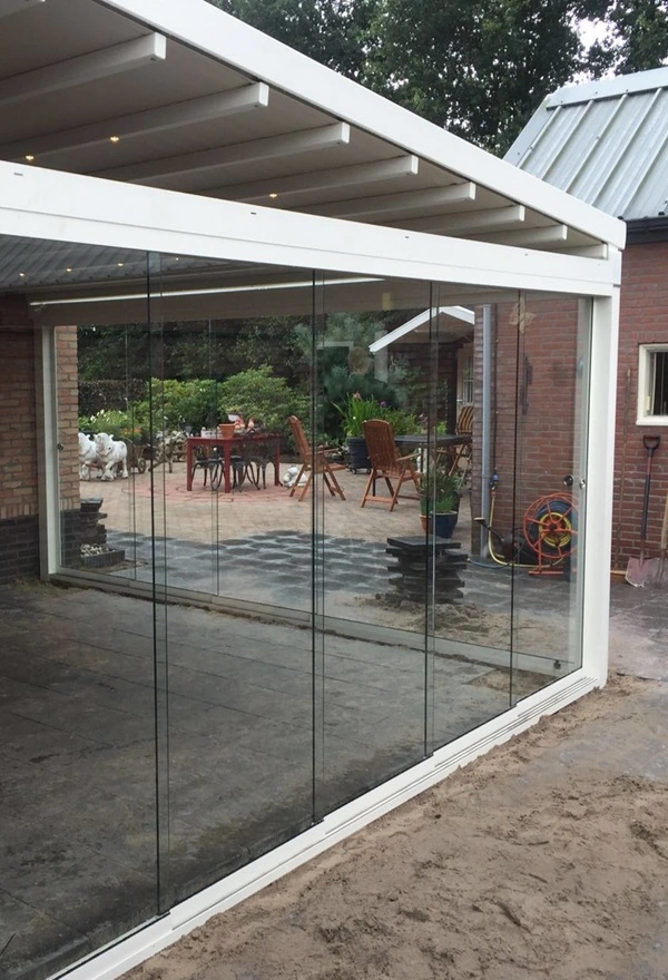 Veldman Zonwering glazen schuifwand tuinkamer bij terras in Wolvega Veldman Zonwering glazen schuifwand tuinkamer bij terras in Wolvega