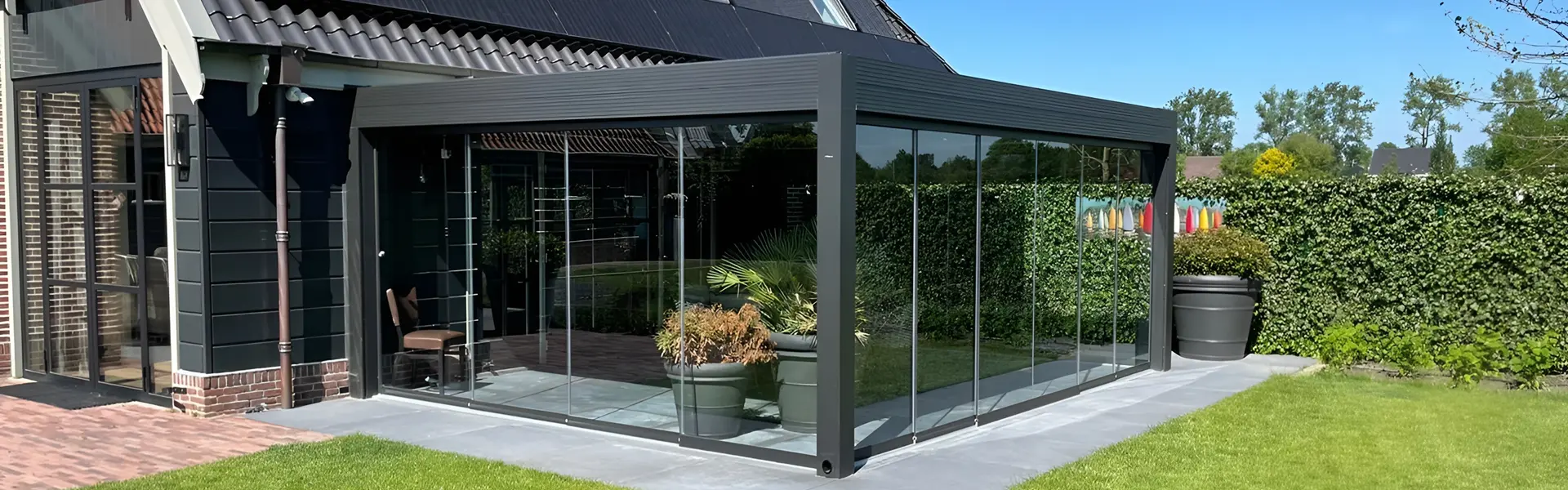 Veldman Zonwering glazen tuinkamer met schuifdak in Wognum Veldman Zonwering glazen tuinkamer met schuifdak in Wognum