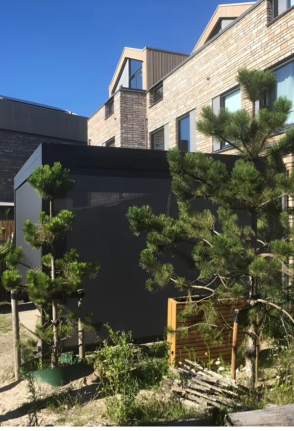 Veldman Zonwering moderne terrasoverkapping met schuifdak bij woning in Almere Veldman Zonwering moderne terrasoverkapping met schuifdak bij woning in Almere