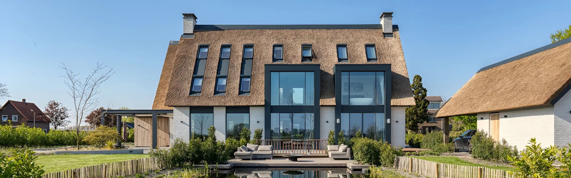 Veldman Zonwering overkapping met schuifdak bij moderne rietgedekte villa in Hoogkarspel Veldman Zonwering overkapping met schuifdak bij moderne rietgedekte villa in Hoogkarspel