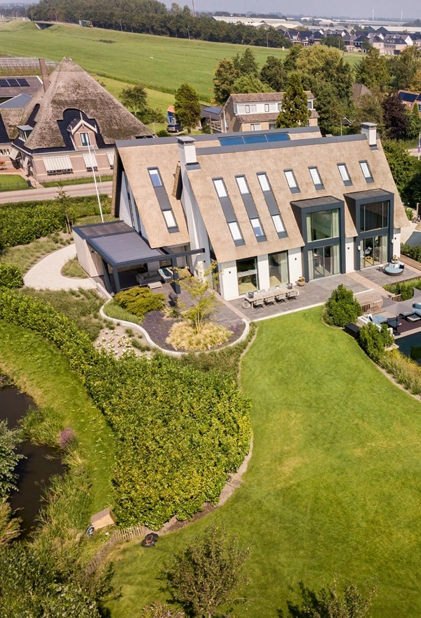 Veldman Zonwering overkapping met schuifdak in ruime tuin van villa in Hoogkarspel Veldman Zonwering overkapping met schuifdak in ruime tuin van villa in Hoogkarspel