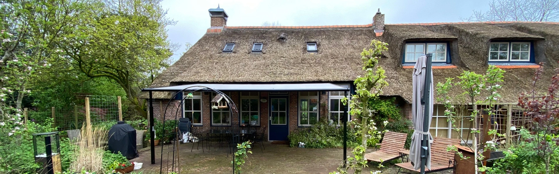 Veldman Zonwering project textieloverkapping Plaza Viva in landelijke tuin Veldman Zonwering project textieloverkapping Plaza Viva in landelijke tuin