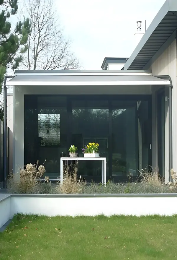 Veldman Zonwering terrasoverkapping bij tuin in Oranjewoud Veldman Zonwering terrasoverkapping bij tuin in Oranjewoud