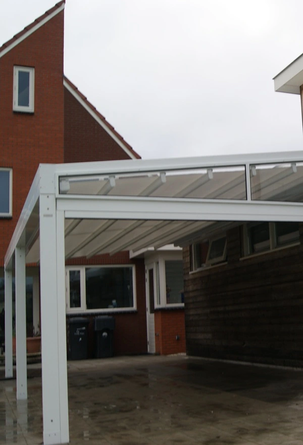 Veldman Zonwering terrasoverkapping met glazen panelen bij woning in Bontebok Veldman Zonwering glazen schuifwand tuinkamer bij terras in Wolvega