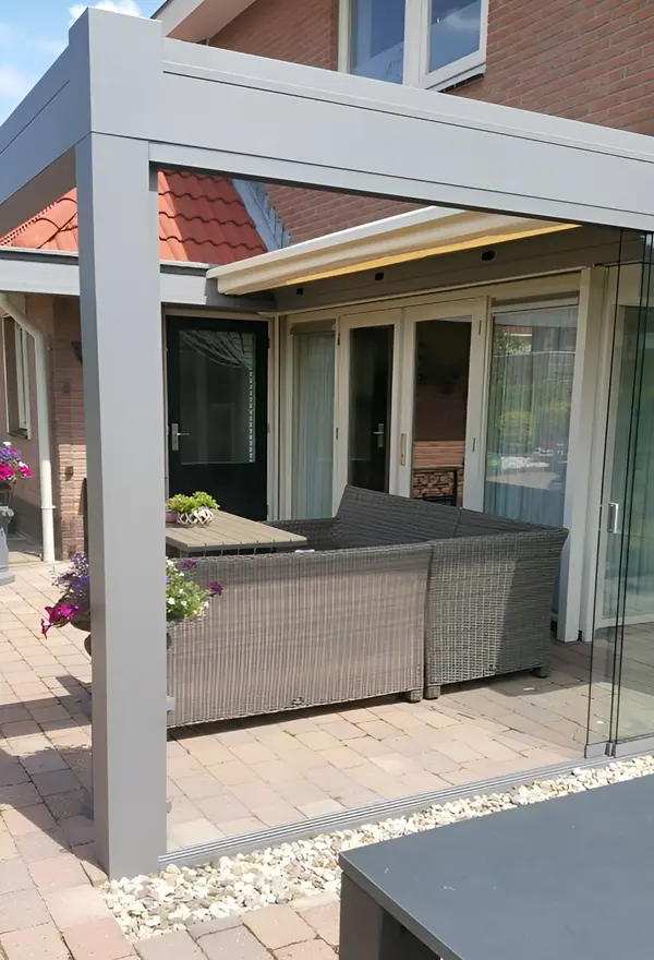 Veldman Zonwering terrasoverkapping met glazen schuifwanden in Dronten Veldman Zonwering terrasoverkapping met glazen schuifwanden in Dronten