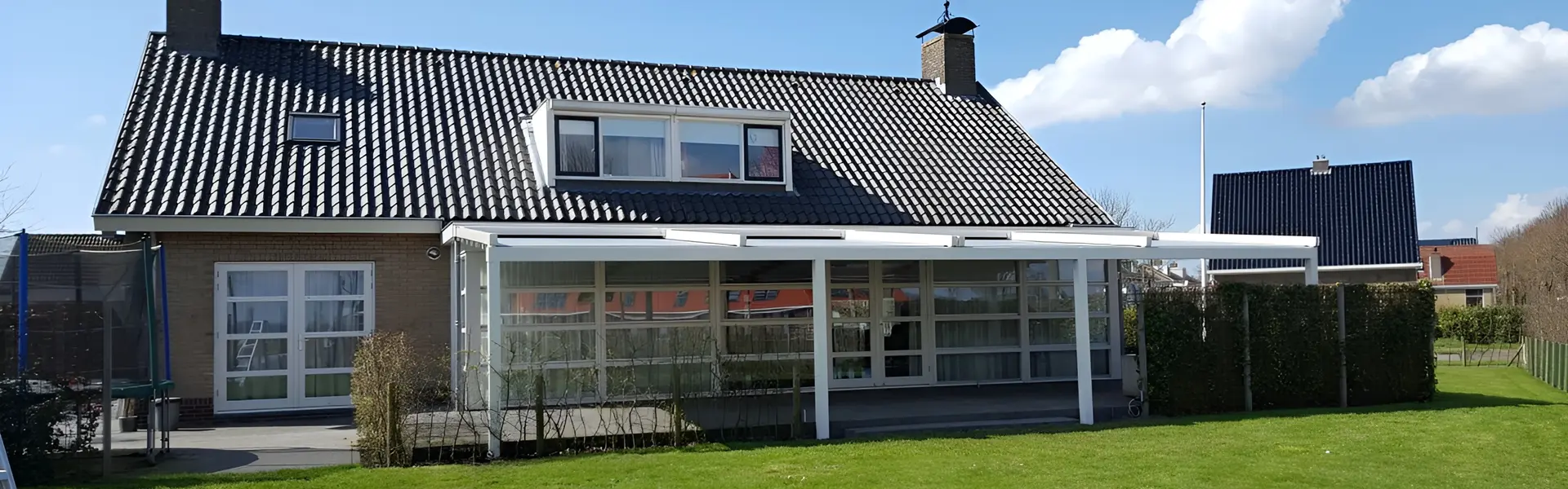 Veldman Zonwering terrasoverkapping met schuifdak aan achtergevel van woning in Langweer Veldman Zonwering terrasoverkapping met schuifdak aan achtergevel van woning in Langweer