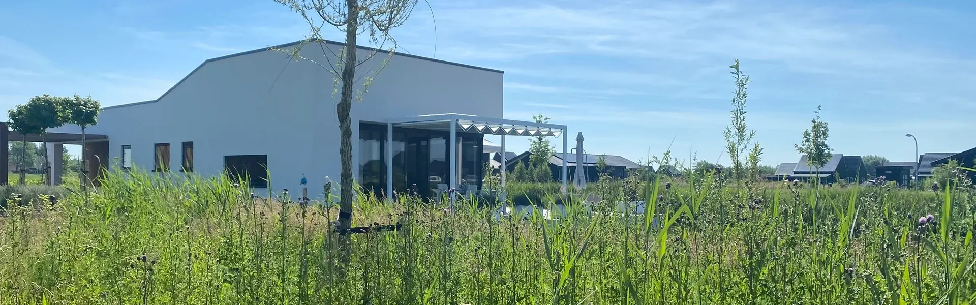 Veldman Zonwering terrasoverkapping met schuifdak bij een moderne woning in Blauwestad Veldman Zonwering terrasoverkapping met schuifdak bij een moderne woning in Blauwestad