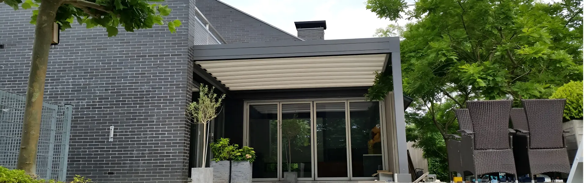 Veldman Zonwering terrasoverkapping met schuifdak bij moderne woning in Sneek Veldman Zonwering terrasoverkapping met schuifdak bij moderne woning in Sneek