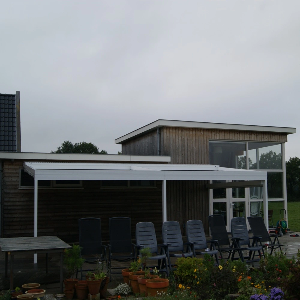 Veldman Zonwering terrasoverkapping met schuifdak bij woning in Bontebok, ruime achtertuin Veldman Zonwering terrasoverkapping met schuifdak bij woning in Bontebok ruime achtertuin