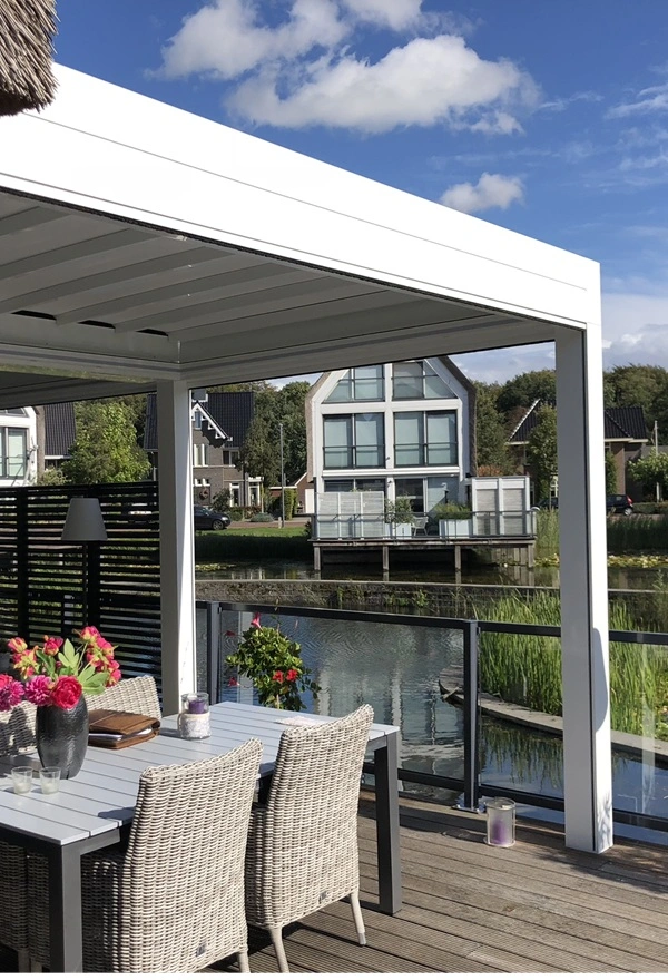 Veldman Zonwering terrasoverkapping met schuifdak bij woning in Nunspeet Veldman Zonwering terrasoverkapping met schuifdak bij woning in Nunspeet