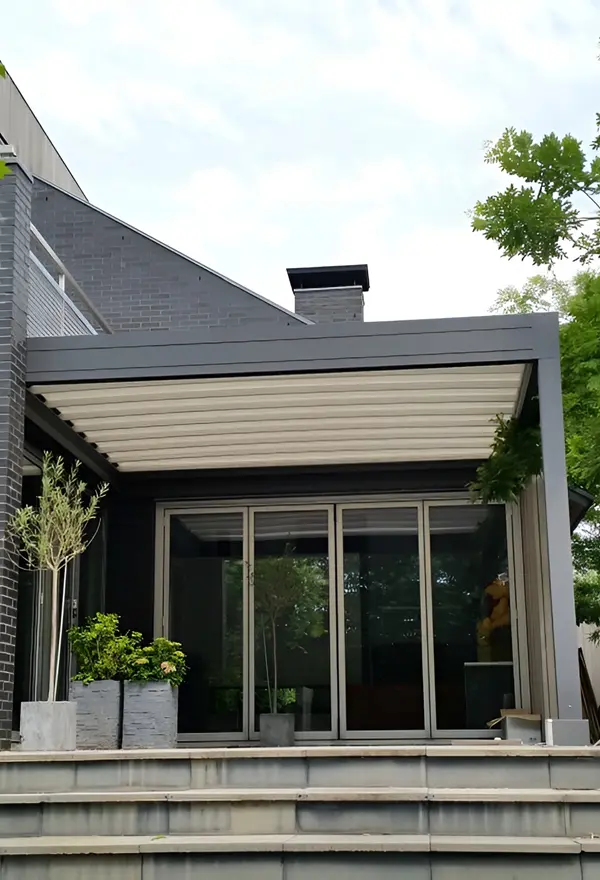 Veldman Zonwering terrasoverkapping met schuifdak bij woning in Sneek Veldman Zonwering terrasoverkapping met schuifdak bij woning in Sneek