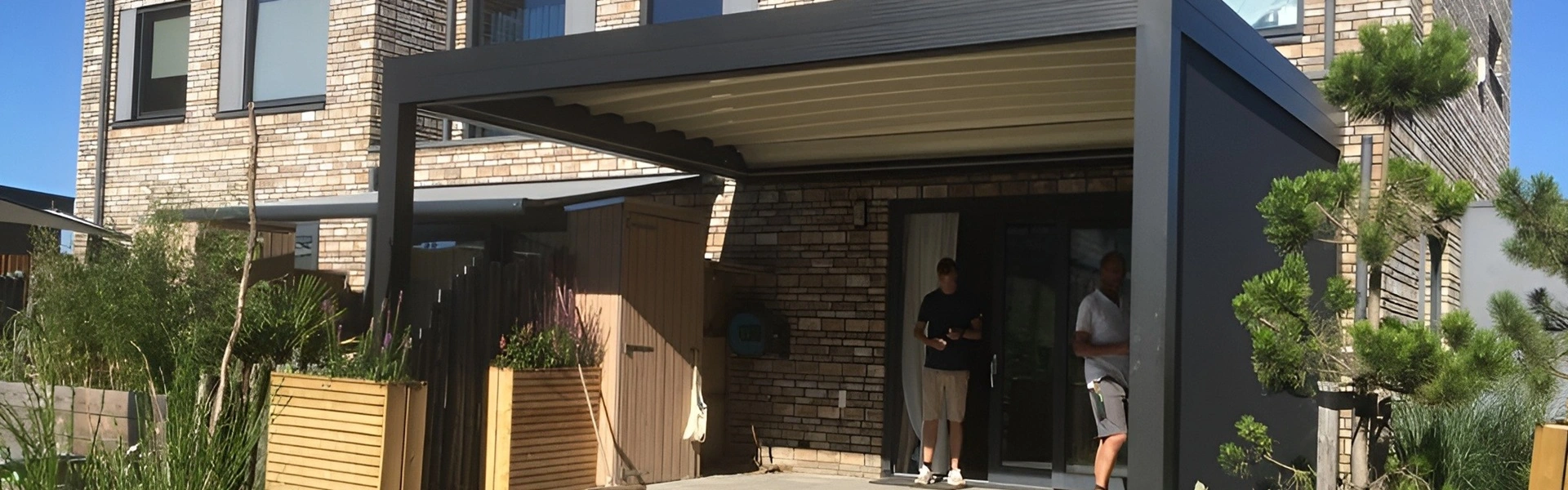 Veldman Zonwering terrasoverkapping met schuifdak geplaatst bij een moderne woning in Almere Veldman Zonwering terrasoverkapping met schuifdak geplaatst bij een moderne woning in Almere