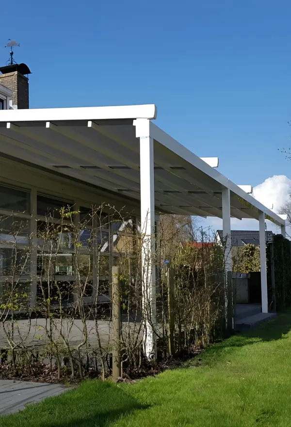 Veldman Zonwering terrasoverkapping met schuifdak in tuin bij woning in Langweer Veldman Zonwering terrasoverkapping met schuifdak in tuin bij woning in Langweer