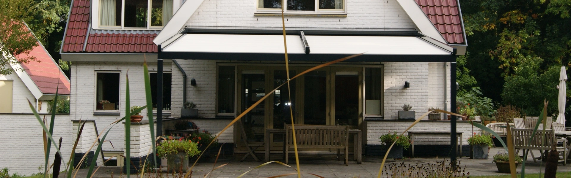 Veldman Zonwering terrasoverkapping met schuifdak voor tuin in Maartensdijk Veldman Zonwering terrasoverkapping met schuifdak voor tuin in Maartensdijk