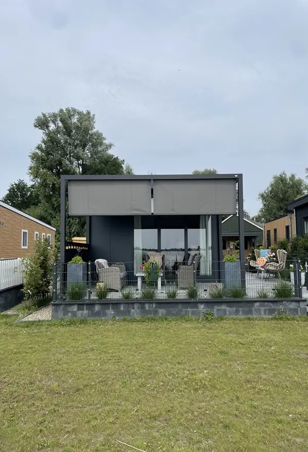 Veldman Zonwering textieloverkapping bij chalet in Burgum Veldman Zonwering textieloverkapping bij chalet in Burgum