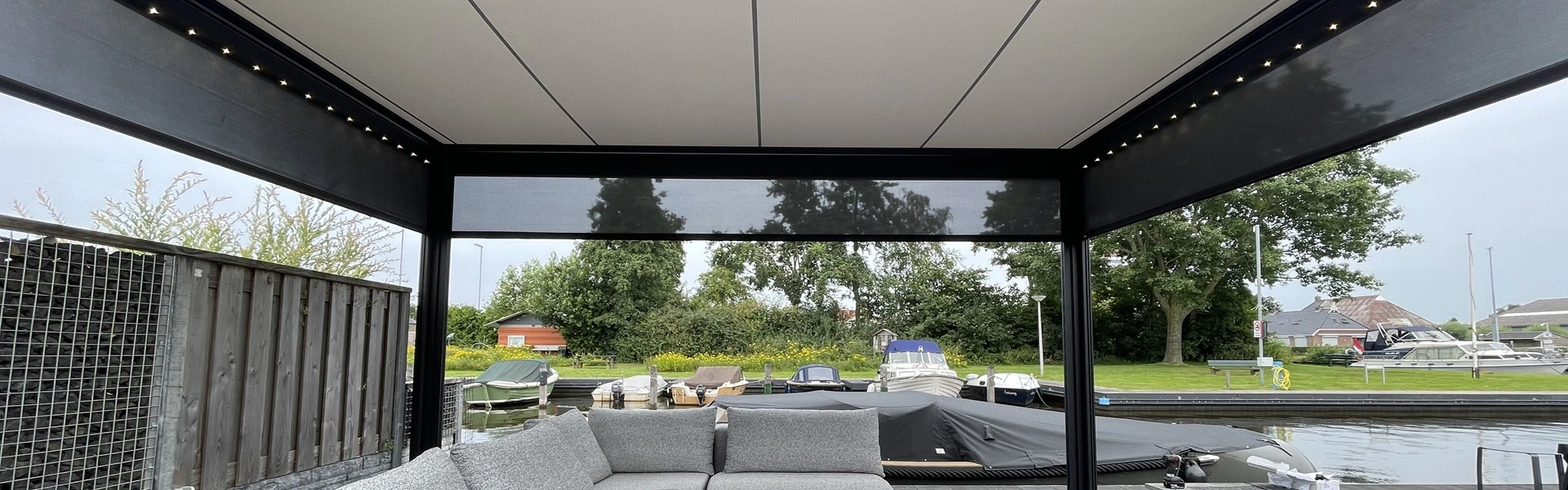Veldman Zonwering textieloverkapping bij terras aan het water in Scharsterbrug Veldman Zonwering textieloverkapping bij terras aan het water in Scharsterbrug
