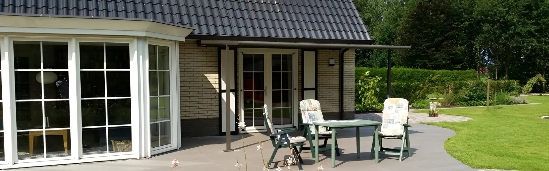 Veldman Zonwering textieloverkapping bij terras en tuin in Heerenveen