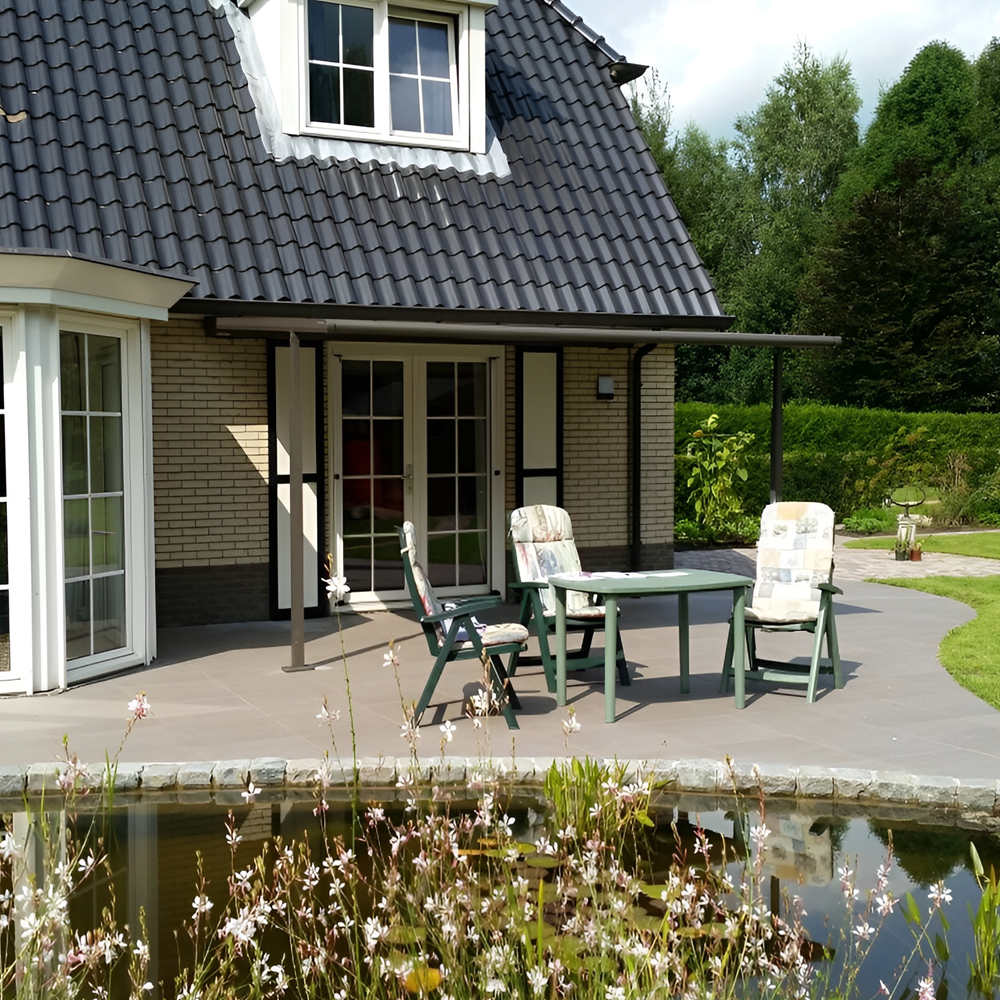 Veldman Zonwering textieloverkapping bij tuin met vijver in Heerenveen Veldman Zonwering textieloverkapping bij tuin met vijver in Heerenveen