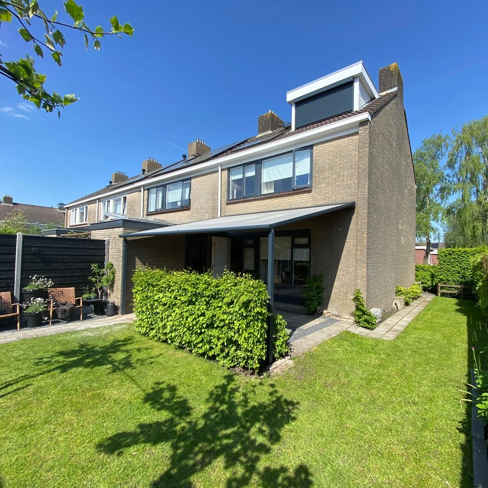 Veldman Zonwering textieloverkapping boven terras in groene achtertuin Veldman Zonwering textieloverkapping boven terras in groene achtertuin