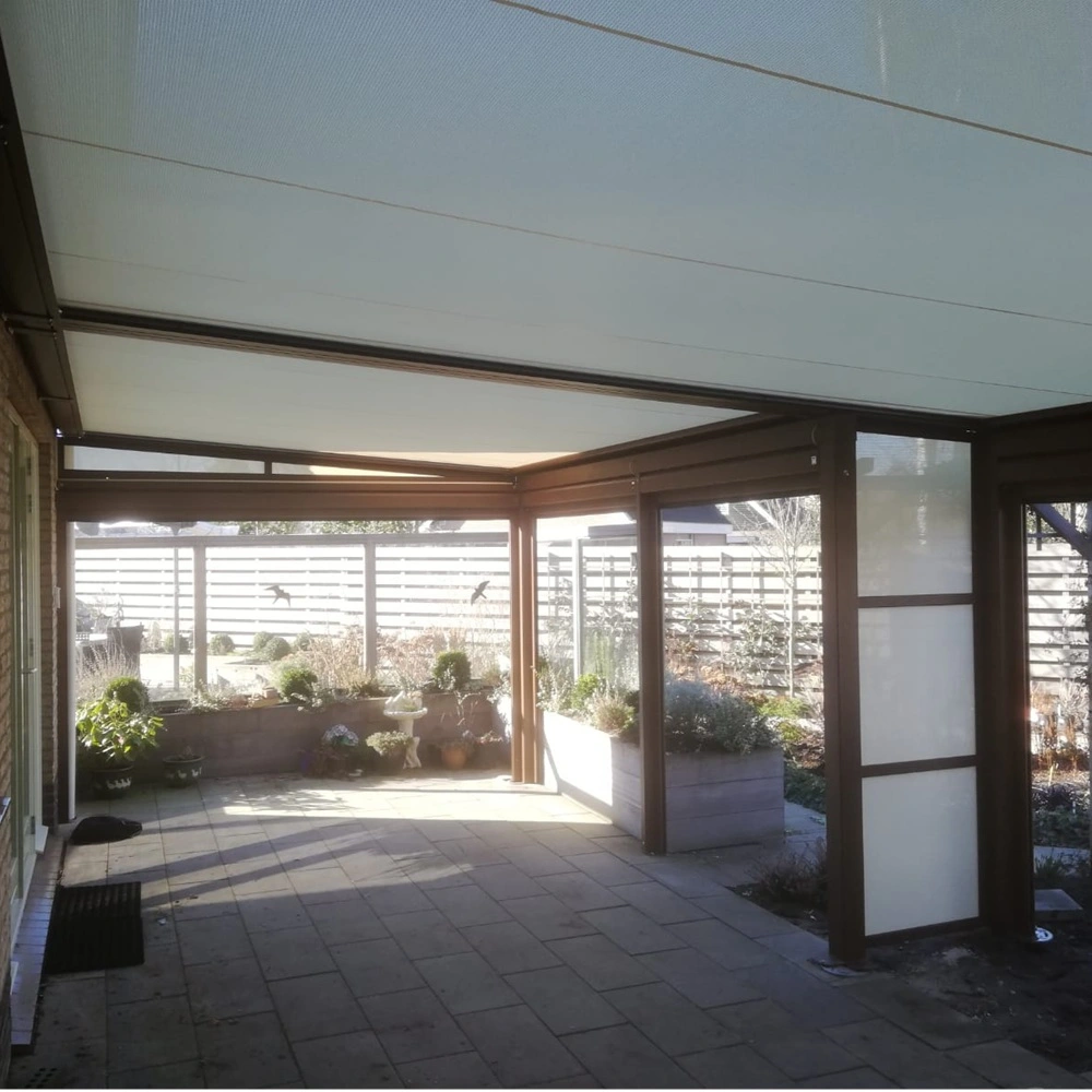 Veldman Zonwering textieloverkapping met beschutte zijwanden in Donkerbroek Veldman Zonwering textieloverkapping met beschutte zijwanden in Donkerbroek