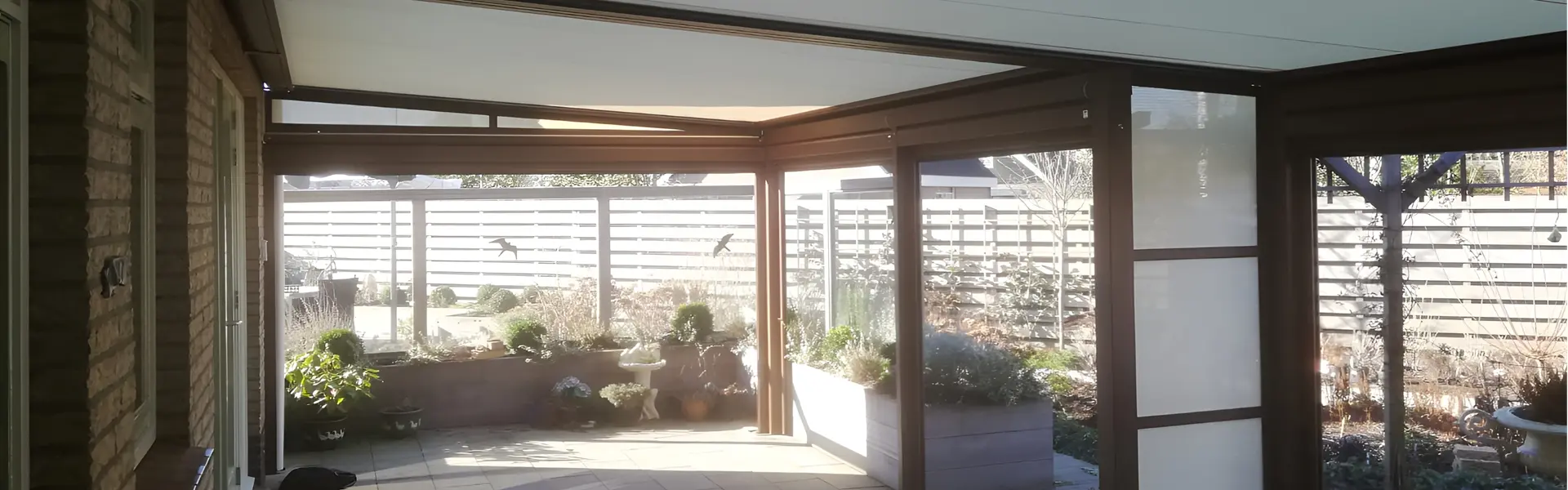 Veldman Zonwering textieloverkapping met zijpanelen in Donkerbroek Veldman Zonwering textieloverkapping met zijpanelen in Donkerbroek