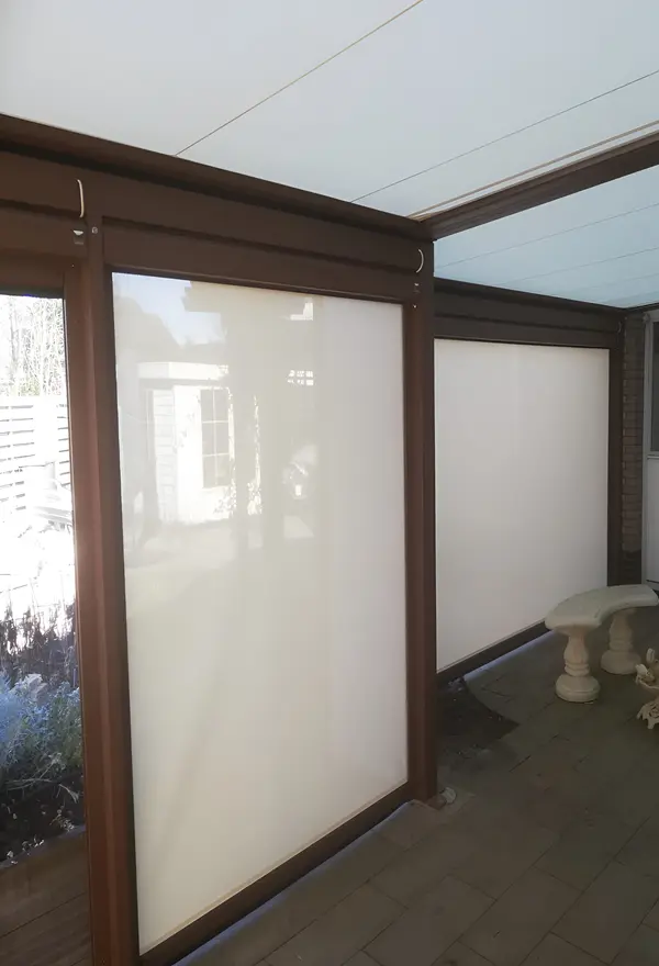 Veldman Zonwering textieloverkapping met zijschermen in Donkerbroek Veldman Zonwering textieloverkapping met zijschermen in Donkerbroek