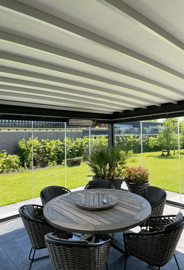 Veldman Zonwering tuinkamer met schuifdak en uitzicht op tuin in Wognum Veldman Zonwering tuinkamer met schuifdak en uitzicht op tuin in Wognum