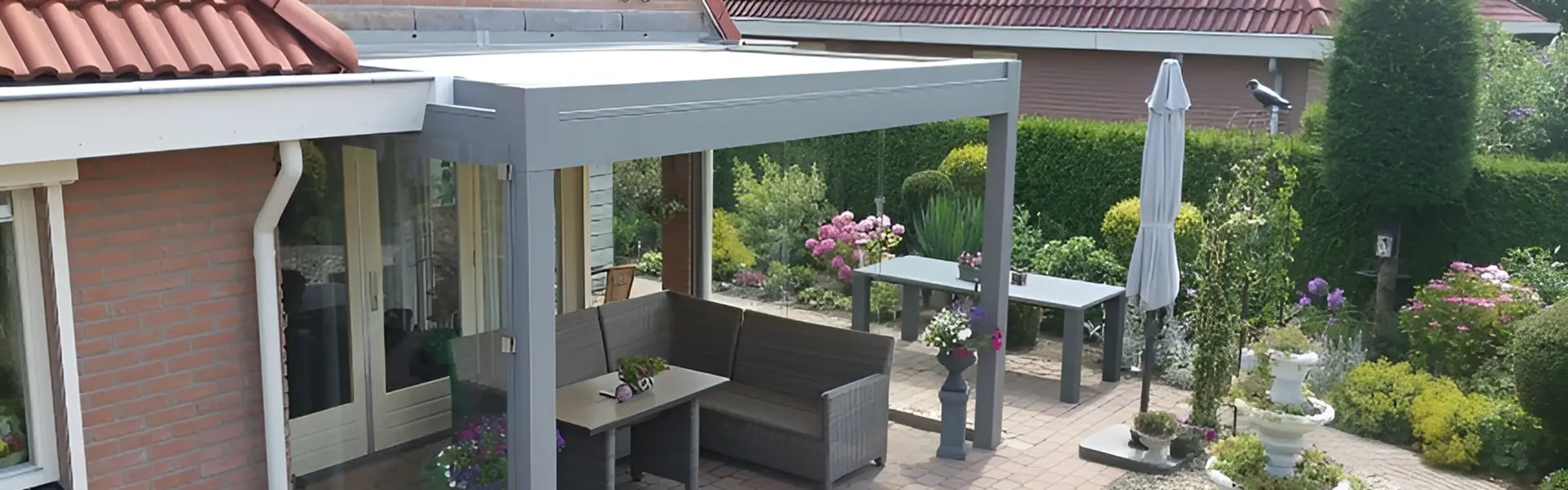 Veldman Zonwering tuinkamer met schuifdak in een sfeervolle tuin in Dronten Veldman Zonwering tuinkamer met schuifdak in een sfeervolle tuin in Dronten