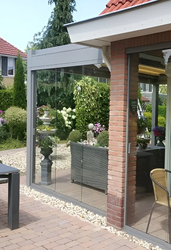 Veldman Zonwering tuinkamer met schuifdak in tuin bij woning in Dronten Veldman Zonwering tuinkamer met schuifdak in tuin bij woning in Dronten