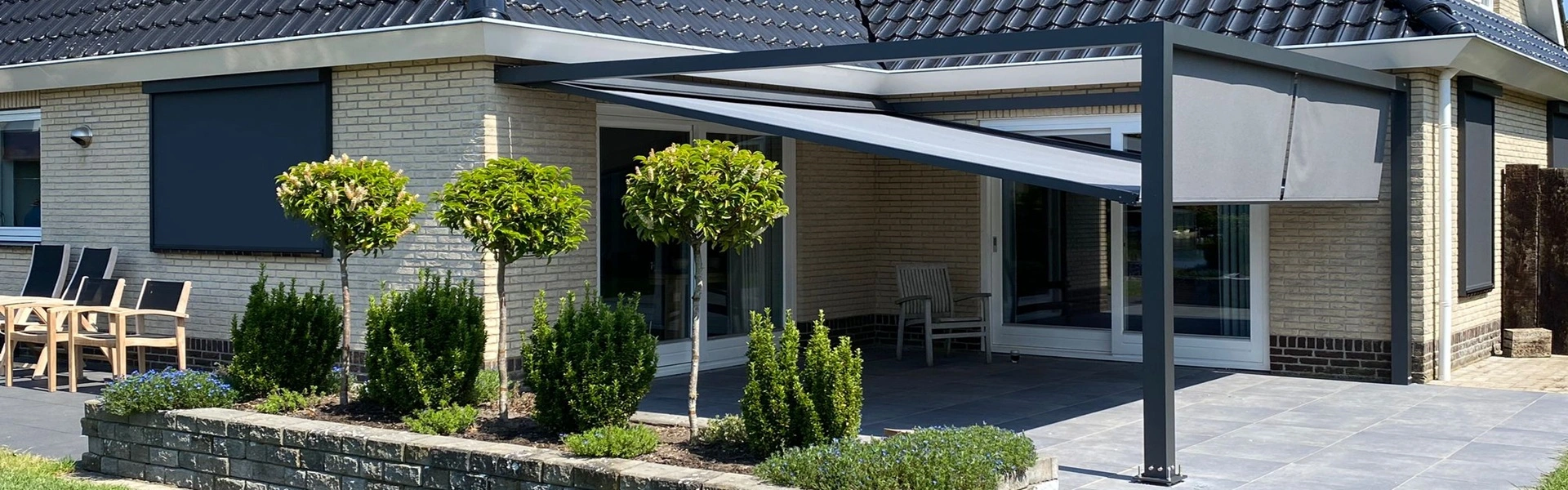 Veldman Zonwering vrijstaande textieloverkapping bij terras en tuin in Lemmer Veldman Zonwering vrijstaande textieloverkapping bij terras en tuin in Lemmer